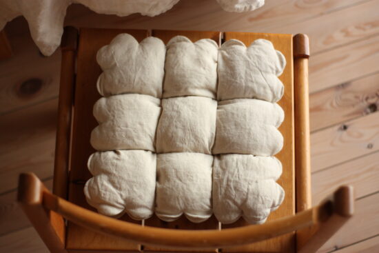 Le coussin croisé vague molletonné de Louise Tresvaux du Fraval