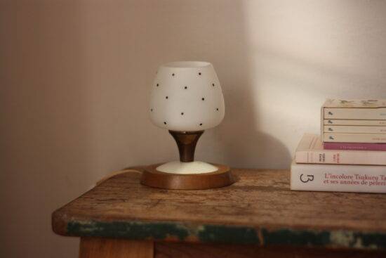 Lampe singulière par ses petits pois noir posé sur le verre