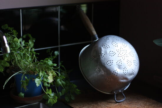 Ancienne passoire pour les pâtes et les légumes