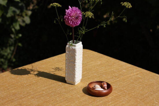 Vase blanc en porcelaine et faïence