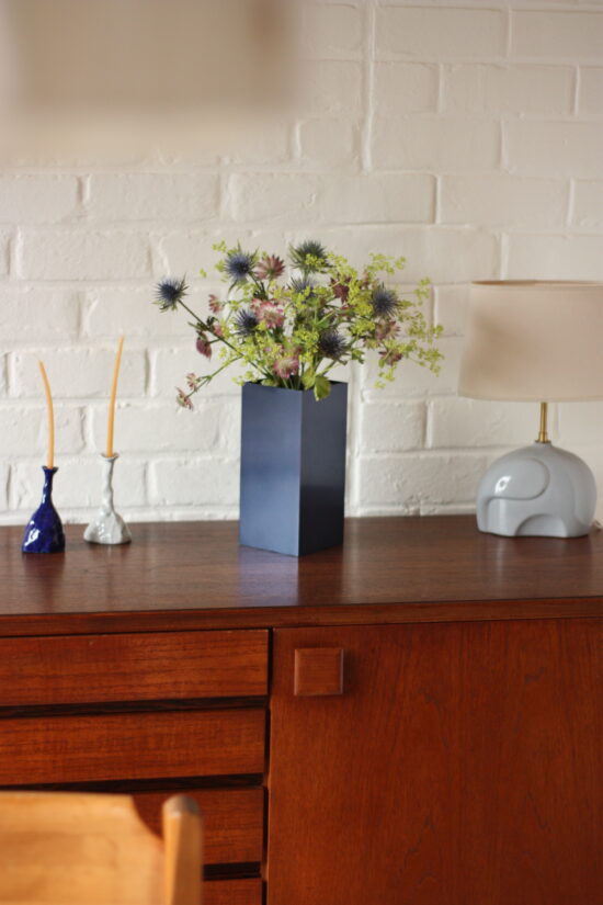 Vase bleu métallique pour vos bouquets du week-end